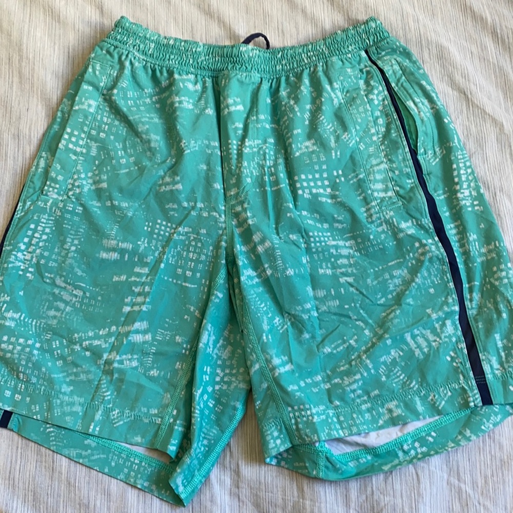 LULULEMON LIKE NEW PACEBREAKERS WITH LINER